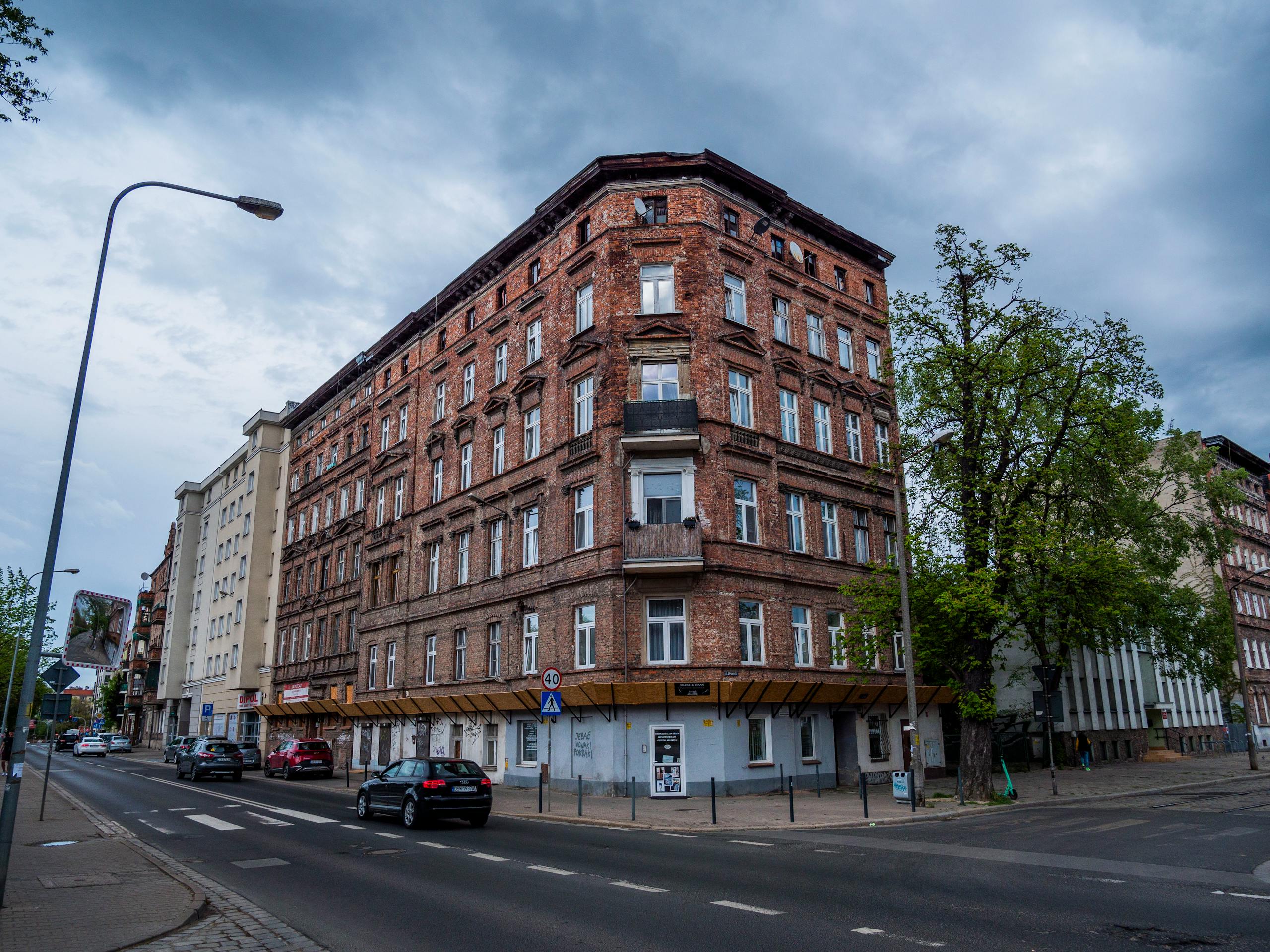 Zabytkowa kamienica ceglana